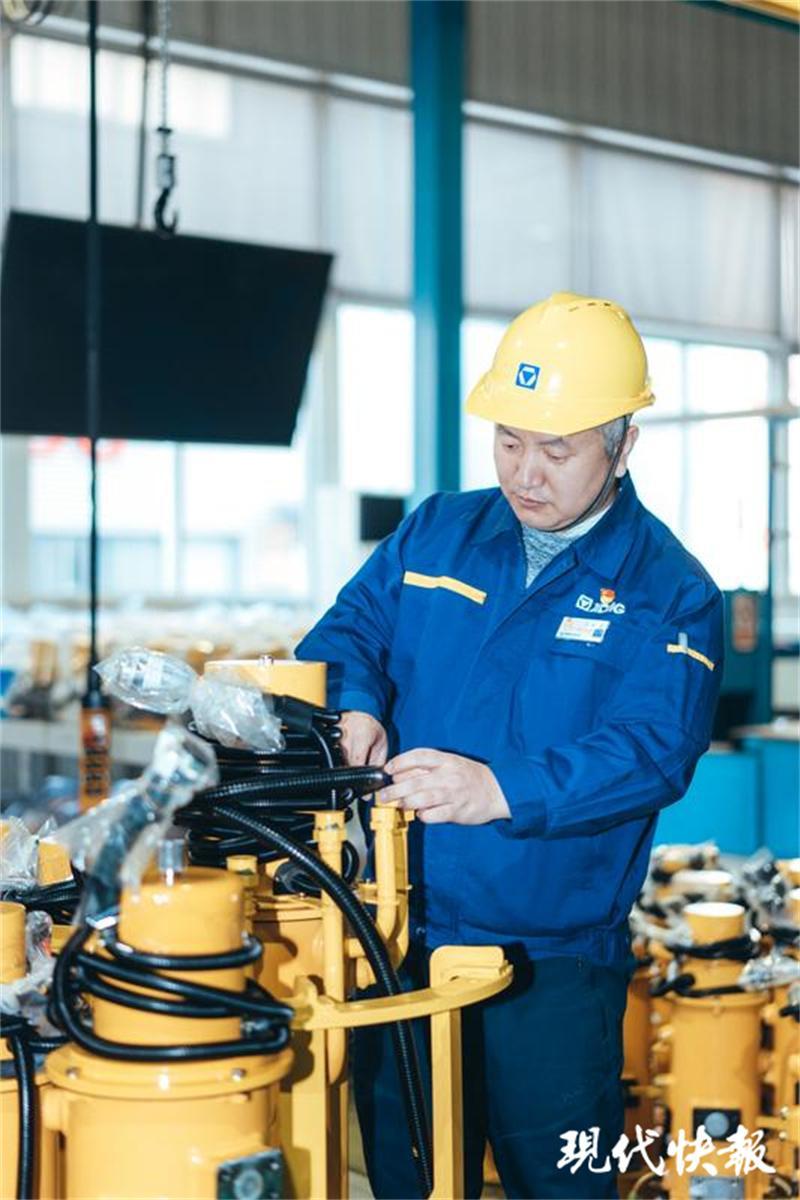 走近功勛模范｜數(shù)控機(jī)床上的“頂級工匠”孟維：在精密部件上“雕刻”出中國制造(圖4)