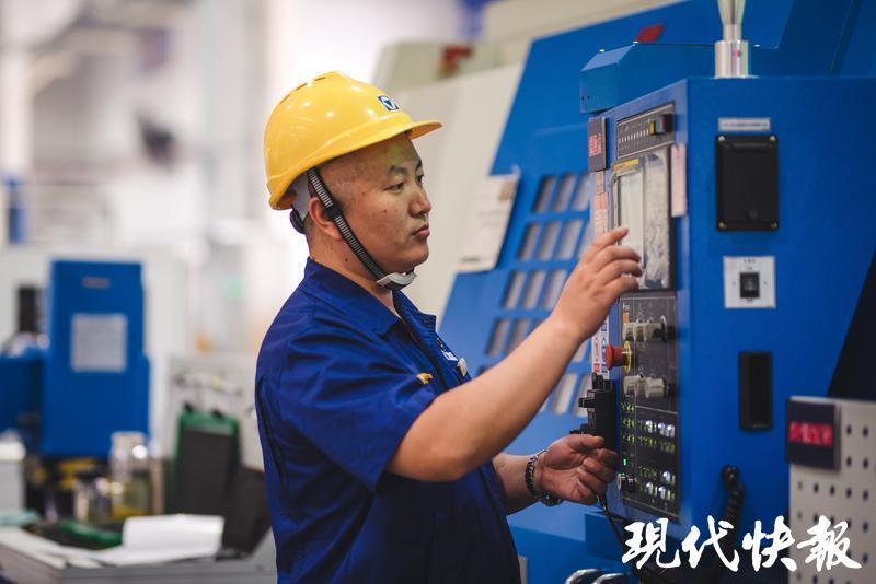 走近功勛模范｜數(shù)控機(jī)床上的“頂級(jí)工匠”孟維：在精密部件上“雕刻”出中國制造