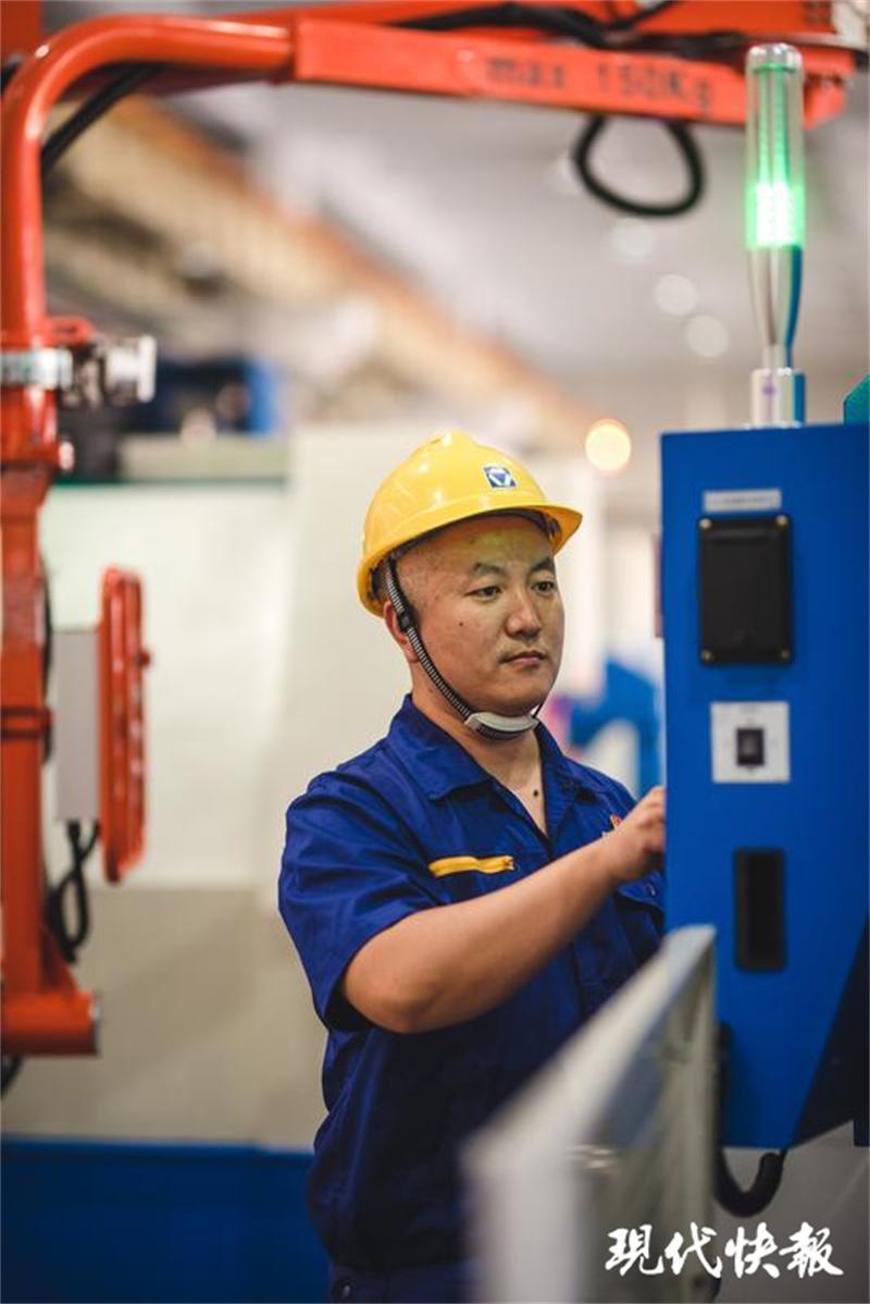 走近功勛模范｜數(shù)控機(jī)床上的“頂級工匠”孟維：在精密部件上“雕刻”出中國制造(圖2)