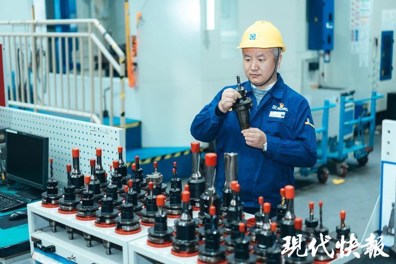 走近功勛模范｜數(shù)控機(jī)床上的“頂級工匠”孟維：在精密部件上“雕刻”出中國制造(圖3)