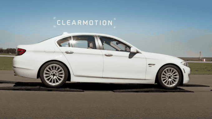 見(jiàn)到障礙自己會(huì)跳擺上香檳越野不倒這個(gè)技術(shù)讓你看手機(jī)也不暈車(chē)