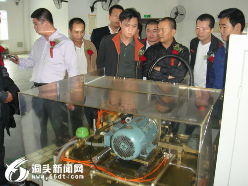 九游體育廣州工程機(jī)械配件協(xié)會(huì)來我縣恒威公司考察(圖3)