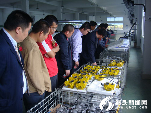 九游體育廣州工程機械配件協(xié)會來我縣恒威公司考察