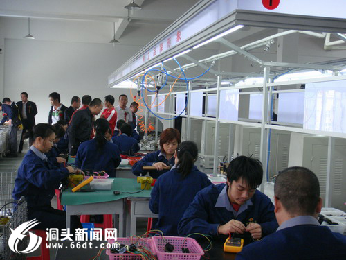 九游體育廣州工程機(jī)械配件協(xié)會(huì)來我縣恒威公司考察(圖2)