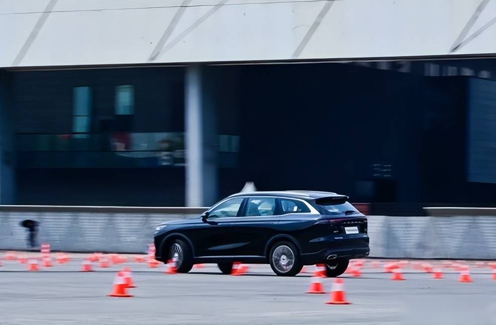 九游體育僅1299萬(wàn)起就全系搭載20T+8AT智控四驅(qū)更是不輸quattro！(圖5)